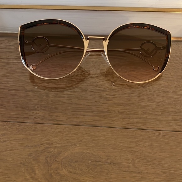 Fendi Sunglasses - Picture 4 of 6